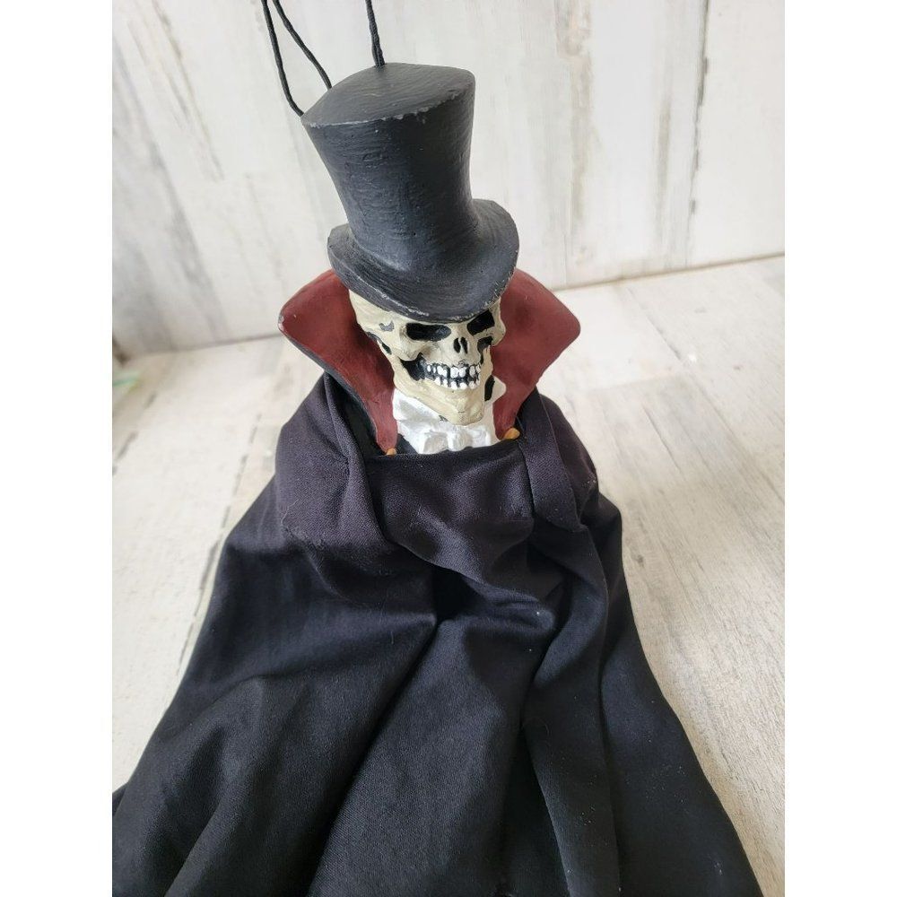 Paper magic group Skelton gentleman hanging head Halloween scary prop